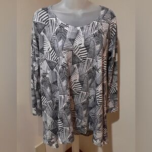 NEW NWOT NALLY & MILLIE WOMEN’S ASYMMETRICAL TUNIC TOP BLACK & WHITE SIZE LARGE